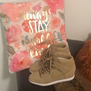 EUC Womens Tan Nubuck Nike Wedge Tennis Shoes Sz 12